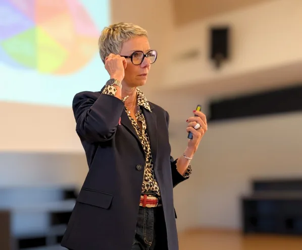 Emmanuelle Dupont, conseillère en image et posture professionnelle à Nantes, aidant les dirigeants et équipes à gagner en aisance, confiance et crédibilité.